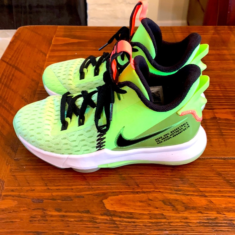 green nike basketball shoes size 3.5